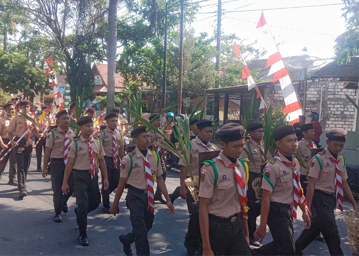 SEMANGAT: Anggota Pramuka mengikuti estafet tunas kelapa yang dimulai dari Rembang.