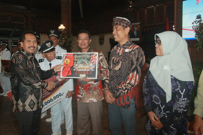 PARA JAWARA: Pemenang Jepara Spectacular Carnival foto bareng setelah mendapat hadiah kemarin.