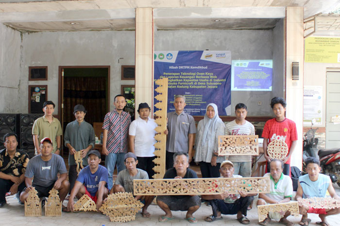 Tim Unisnu bersama Universitas YPPI Rembang foto bareng dengan UMKM Jepara.