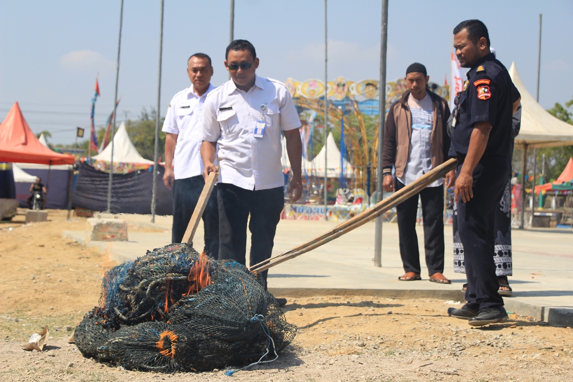 DIBAKAR: Dinas Kelautan dan Perikanan (DKP) Jawa Tengah bersama instansi terkait&nbsp; memusnahkan alat tangkap cotok di lapangan Pasar Banggi, Rembang pada Rabu (23/8).