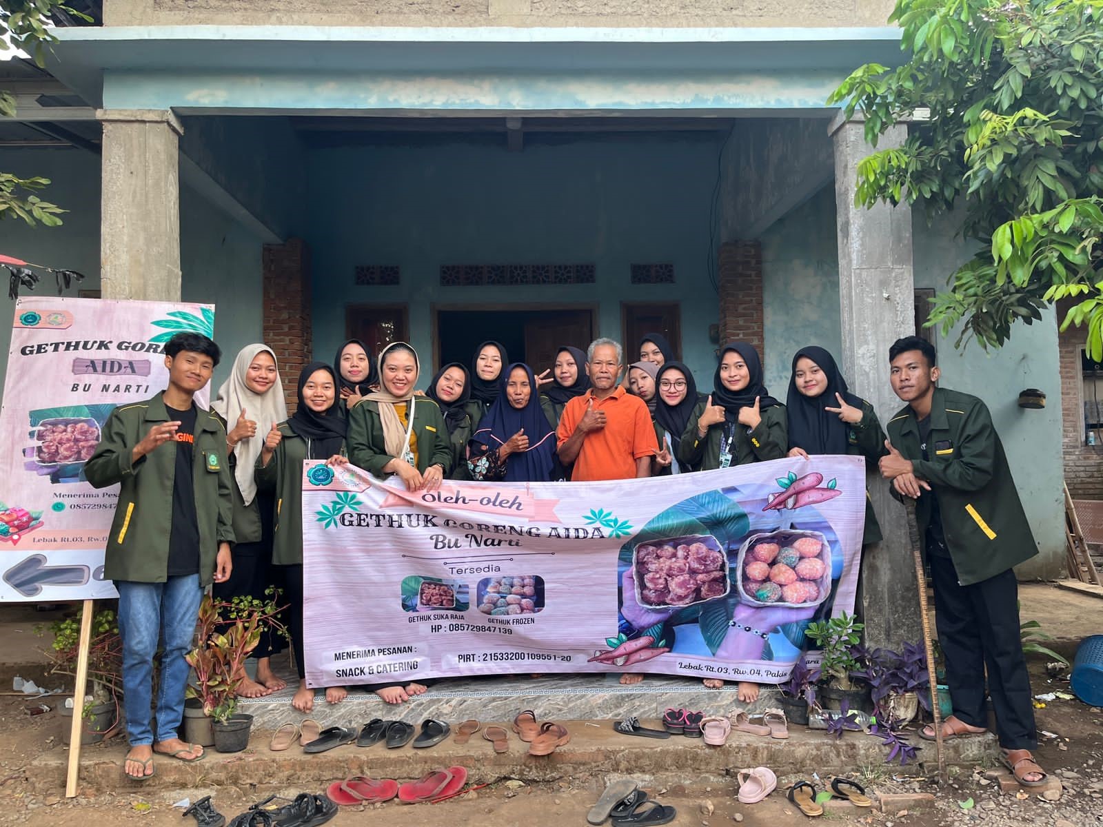 Tim KKN XV Unisnu Jepara membantu pemasaran Usaha Mikro Kecil dan Menengah (UMKM) getuk goreng "Aida" milik Sunarti warga Desa Lebak, melalui platform media sosial pada Senin (21/8).