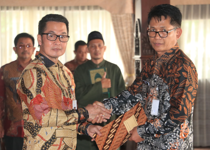 MESRA: Bupati Kudus HM Hartopo melantik Kepala Bappeda Revliyanto Subekti sebagai penjabat Sekretaris Daerah di Pendopo Kabupaten Kudus pada Senin (22/8).