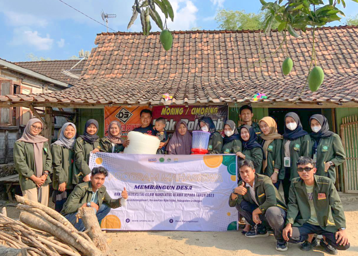 DAMPINGI:  KKN XV Unisnu Jepara dampingi UMKM moring milik Ibu Rohmah warga Desa Kalangdosari, Kecamatan Grobogan.