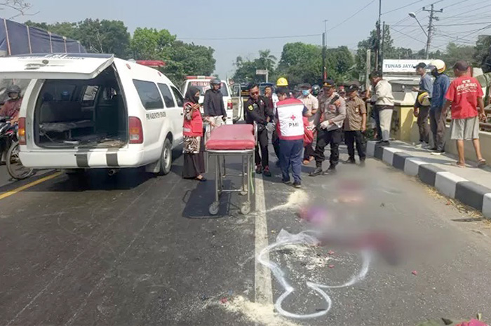 TRAGIS: Laka lantas di Jalan Raya Sragen-Ngawi, kemarin (22/8).