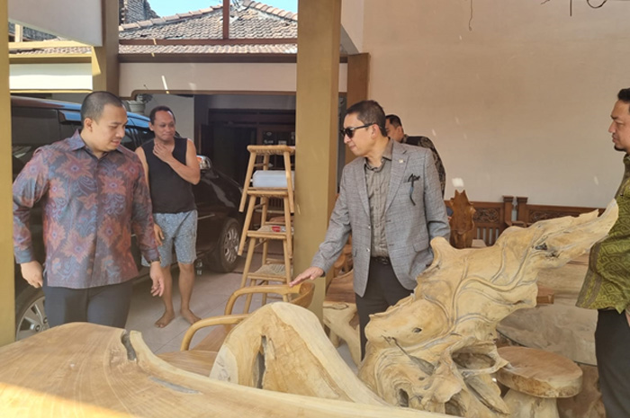 KUNJUNGAN: Sejumlah anggota DPR RI melalui Badan Kerjasama Antar Parlemen (BKSAP) berkunjung ke Unisnu Jepara dilanjutkan meninjau tempat produksi mebel kemarin.