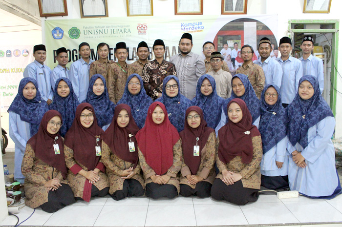 Tim Unisnu Jepara bersama mitra SD Miftahussa&rsquo;adah Kudus melakukan foto bareng.