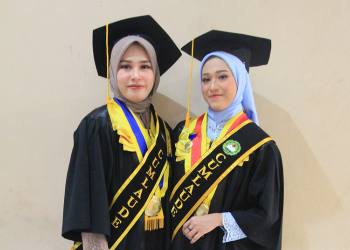 MEMBANGGAKAN: Melina Ika Jayanti (kiri) menjadi wisudawati terbaik  prodi Manajemen dalam wisuda Universitas YPPI Rembang periode II Tahun 2023 pada Kamis (24/8).