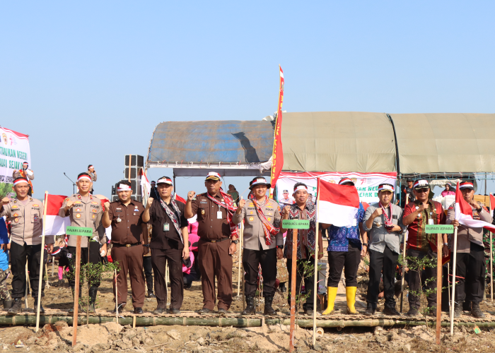 TANAM: Kapolres Jepara AKBP Wahyu Nugroho Setyawan bersama Pj Bupati Jepara Edy Supriyanta berserta unsur Forkopimda dan tamu undangan melakukan penenaman tanaman hijau baru-baru ini.