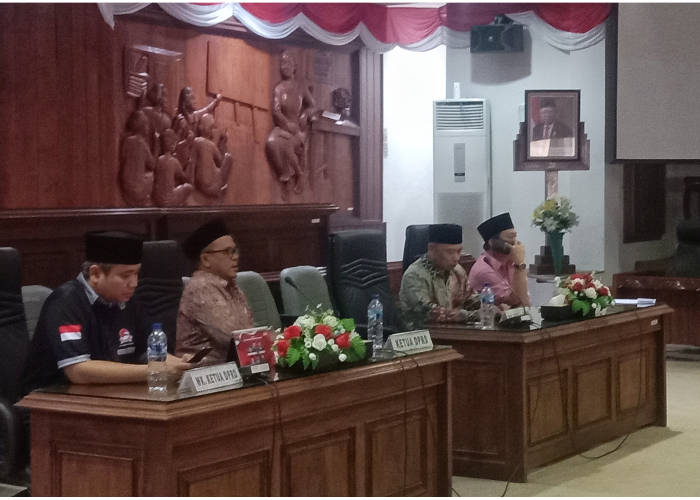 RAPAT PARIPURNA: Pimpinan DPRD Rembang hadir saat rapat di Ruang Paripurna pada Kamis (24/8).