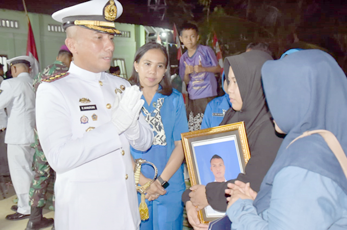 DIMAKAMKAN: Pratu Agung Pamuji Laksono saat tiba di kediamannya.