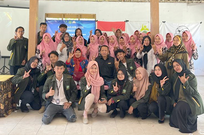 Tim Kuliah Kerja Nyata (KKN) UNISNU Jepara bersama ibu PKK dan pelaku UMKM foto bareng di Balai Desa Klokah,Kunduran, Blora.