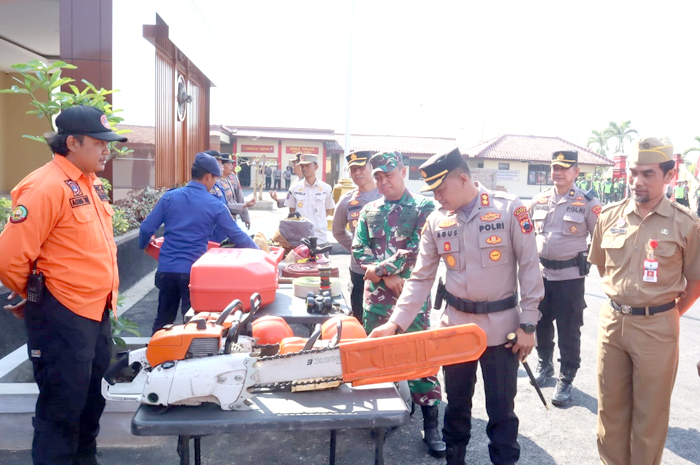 PERSIAPKAN DIRI HADAPI BENCANA: AKBP Agus Puryadi (tiga dari kanan) mengecek alat-alat milik BPBD Blora saat gelar pasukan dan alat di halaman Mapolres Blora kemarin.