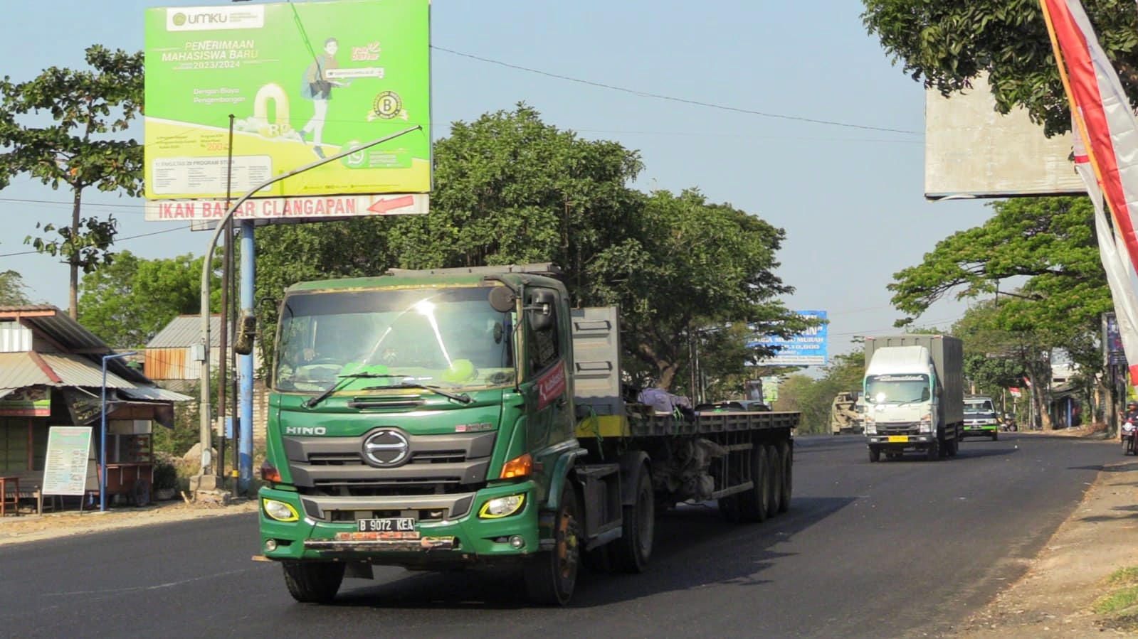 TANPA LAMPU LALU LINTAS: Kendaraan berat memadati di Jalan Pantura sekitar pertigaan Clangapan.