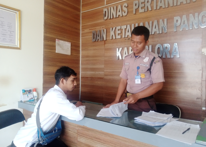 URUS: Seorang warga Blora saat mengajukan permohonan surat rekomendasi BBM bersubsidi baru-baru ini.