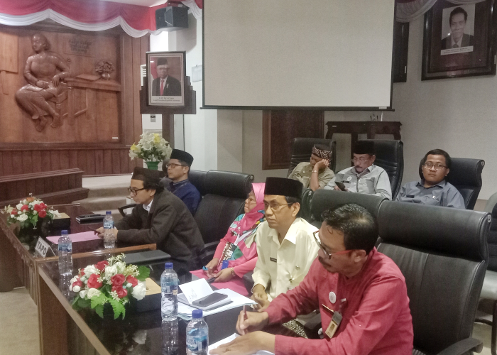 HADIR: Jajaran Tim Anggaran Pemerintah Daerah (TAPD) hadir dalam rapat di ruang paripurna DPRD Rembang pada Kamis (24/8).