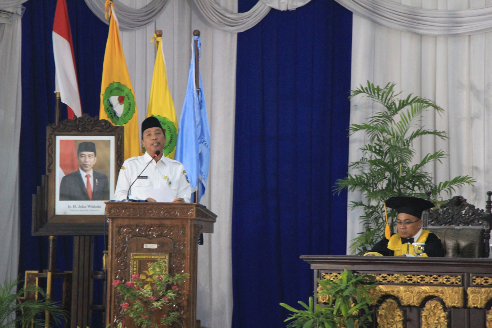 SAMBUTAN: Bupati Rembang Abdul Hafidz saat melakukan sambutan di wisuda mahasiswa Universitas YPPI Rembang (UYR) di Balai Kartini Rembang pada Kamis (24/8).