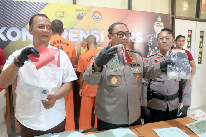 GELAR PENGEDAR NARKOBA: Kapolres Kudus AKBP Dydit Dwi Susanto melakukan gelar perkara narkoba di Mapolres, Jumat (25/8).