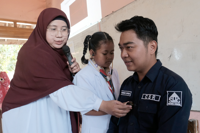 Tokoh Inspiratif, Ibu Fajrina, memberikan motivasi dan praktek sebagai inspirator kepada siswa/siswi kelas 4 dan 5 SD N Kadiwono 1 selama kegiatan Goes To School.