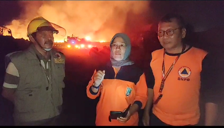 Kepala BPBD Rembang, Sri Jarwanti di Lokasi Kebakaran Pabrik Kayu Karya Mina World