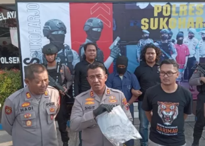 Kapolres Sukoharjo AKBP Sigit hadirkan sejumlah barang bukti dan pelaku pembunuhan Dosen UIN Raden Mas Said Solo Wahyu Dian Silviani, saat jumpa pers, Jumat (25/8).