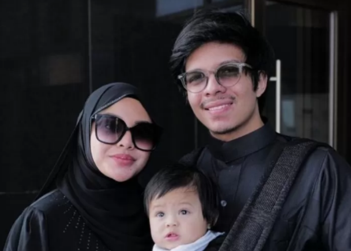 Aurel Hermansyah bersama sang suami Atta Halilintar dan buah hatinya.