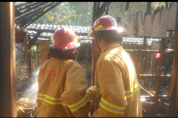 PADAMKAN API: Petugas pemadam kebakaran melakukan pemadaman api di Dusun Jetis Desa Katong, Kecamatan Toroh, Minggu (27/8).
