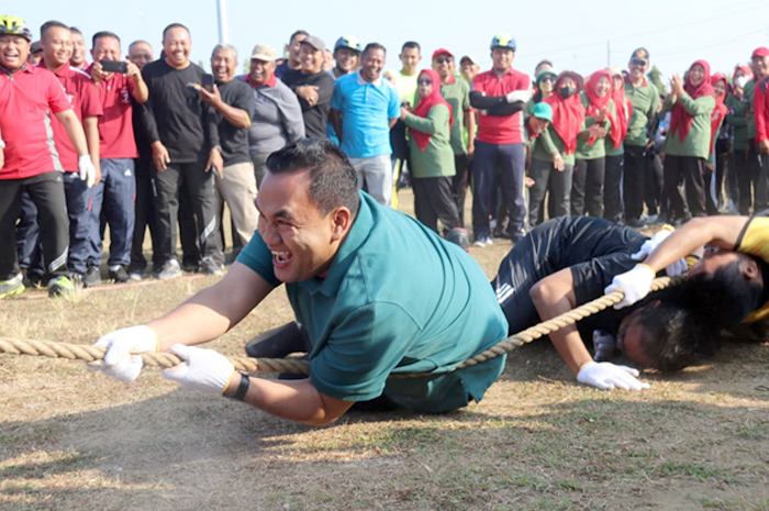 KELIMPUNGAN: Bupati Blora Arief Rohman jatuh bangun saat tarik tambang menghadapi Forkopimda.