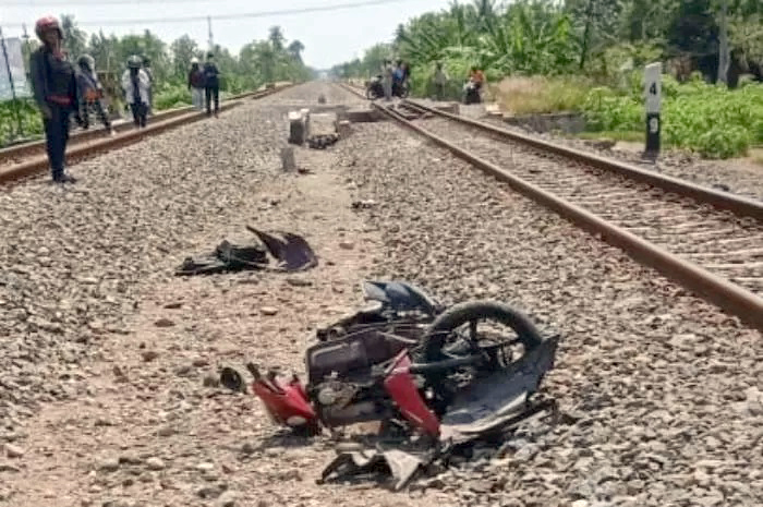 Motor milik korban ringsek di lokasi kejadian.
