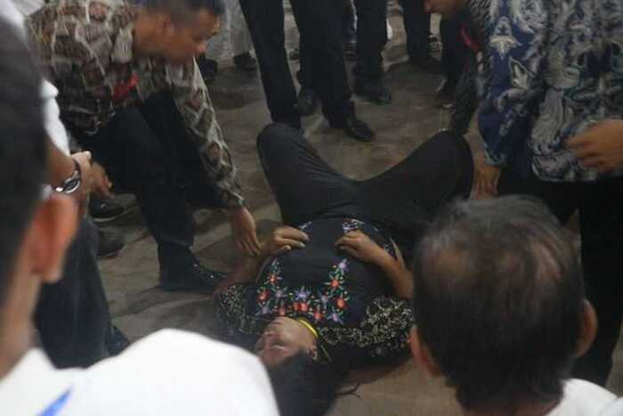 Wanita di Medan Lempar Sandal dan Air ke Presiden Jokowi