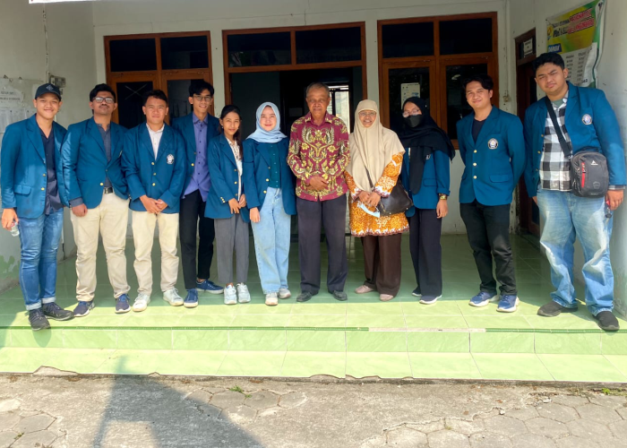 FOTO BERSAMA: KKN Tematik Undip 2023  bersama dengan perwakilan Desa Sugihmanik.