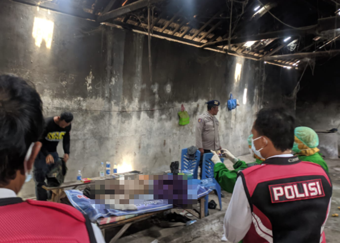 EVAKUASI: Petugas kepolisian bersama dengan pihak Puskesmas Rembang 1 mengevakuasi jasad Siswanto yang ditemukan meninggal dalam gudang ikan di Desa Tasik Agung Rembang pada Senin (28/8).