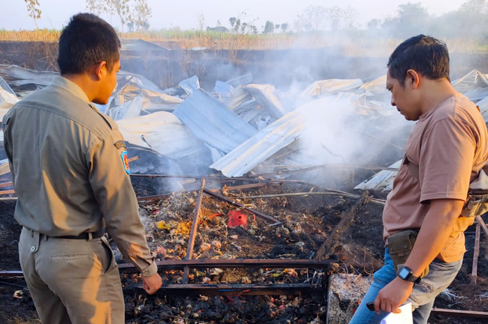 IDENTIFIKASI: Anggota Polsek Ngaringan dan Satpol PP Kecamatan Ngaringan meninjau lokasi kandang ayam terbakar, Senin (28/8).