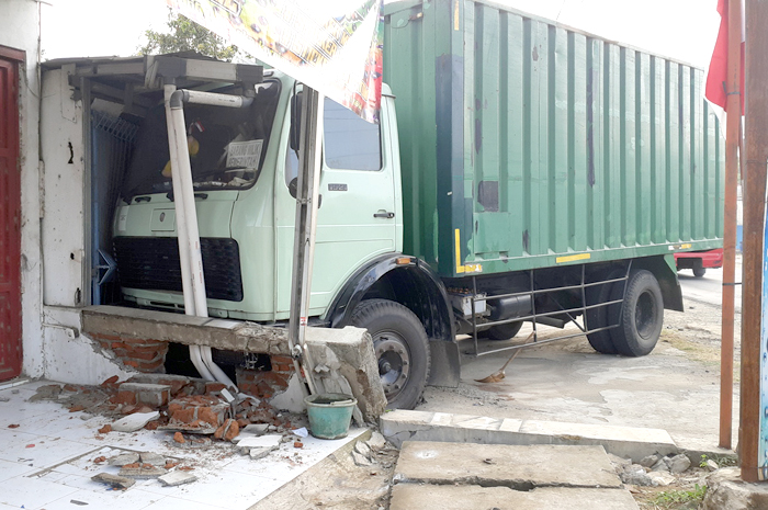 Sebuah truk boks menabrak seorang pengendara sepeda motor dan kemudian menabrak bagian depan toko mebel di Rawalo, Banyumas, Jawa Tengah, Senin (28/8/2023).