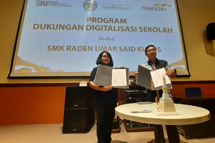 Bank Mandiri memberikan bantuan kepada SMK Raden Umar Said Kudus pada Selasa (29/8), guna mendukung kemajuan serta mendorong inklusi dan literasi keuangan pelajar.