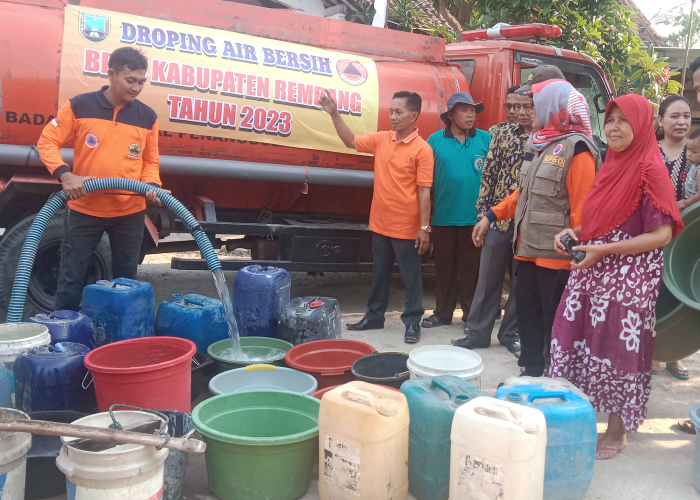 PENYALURAN: BPBD Rembang melaksanakan dropping air bersih baru-baru ini