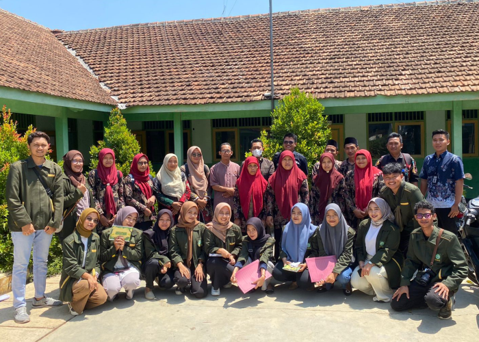 Tim KKN Unisnu Jepara XV Desa Watuaji berfoto bersama dengan guru usai menggelar pelatihan pembuatan media pembelajaran Pop Up Book berbasis QR Code y pada Kamis (24/8).