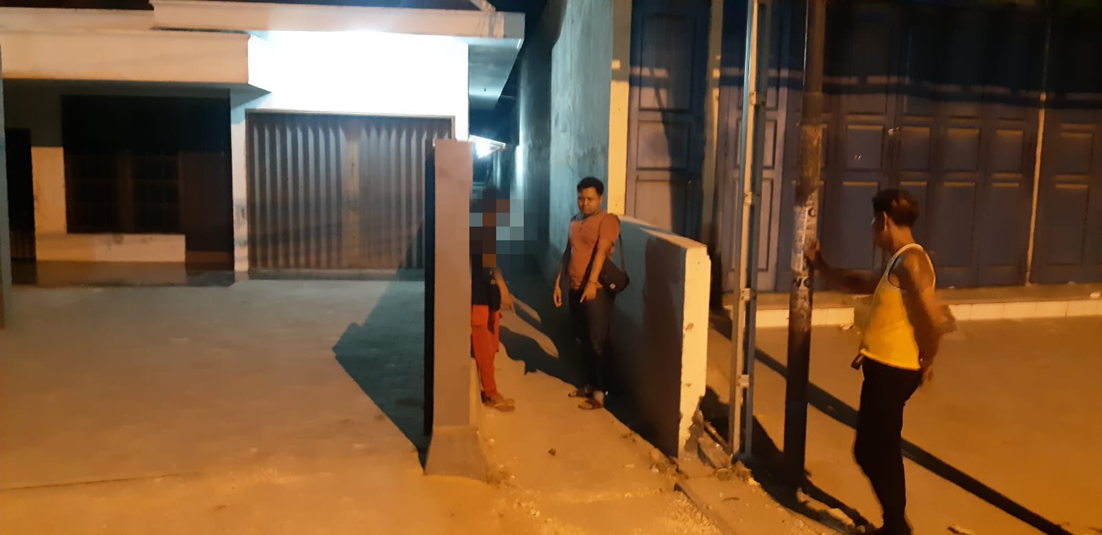 TUNJUK LOKASI: Warga setempat menunjukan lokasi pencurian sepeda motor baru-baru ini.