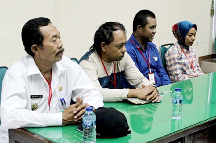 BEBAS: Tersangka dan korban menandatangani surat perdamaian di Kejari Pati.