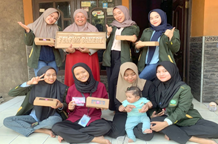 KKN Unisnu XV Mayong Lor melakukan foto bersama pemilik catering Felfiaz Bakery, Sabtu (19/8) lalu.
