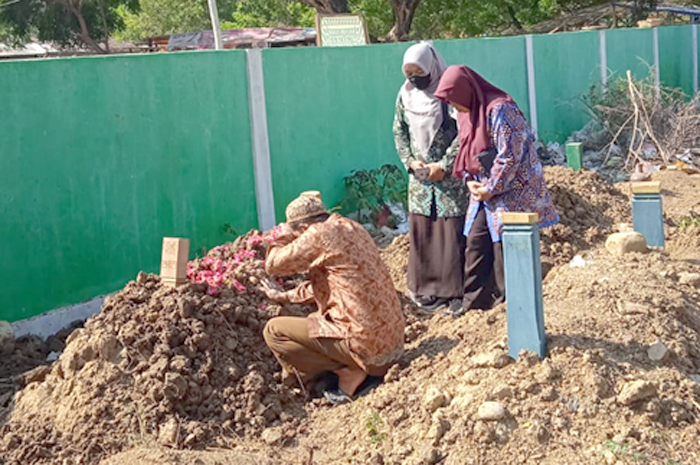 DIMAKAMKAN: RSUD dr R Soetrasno memakamkan jasad kakek asal Tasikagung yang ditemukan meninggal sendirian di gudang kosong, Selasa (29/8).