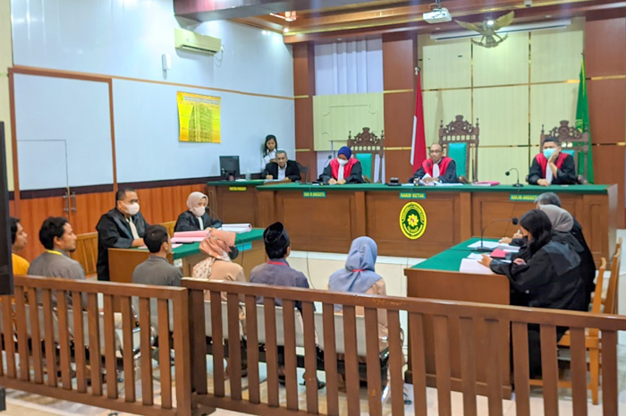 UNGKAP KASUS: Persidangan kasus pembunuhan bayi yang dilakukan oleh ayah kandung sendiri dalam agenda mendengarkan keterangan ibu korban, Selasa (29/8).