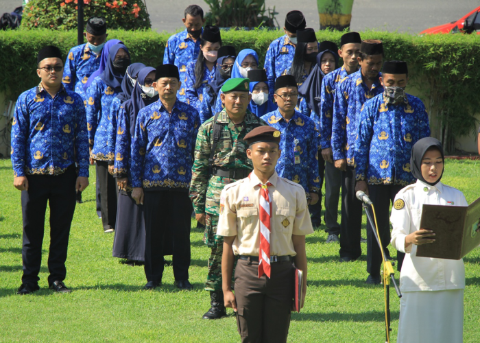 Anggota KORPRI Rembang melakukan upacara di halaman Kantor Sekretaris Daerah baru-baru ini.