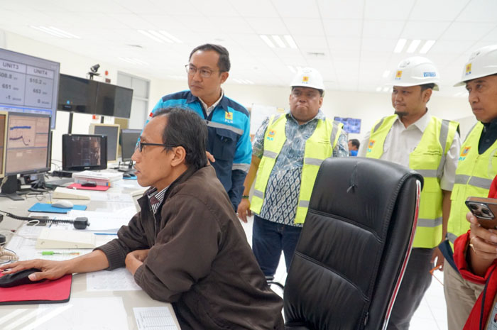 SESUAI ATURAN: Direktur TLK-KESDM, M. P. Dwinugroho (belakang, keempat dari kiri) di control room PLTU Tanjung Jati B, didampingi GM PLN UIK Tanjung Jati B, Hari Cahyono (belakang, pertama dari kiri).