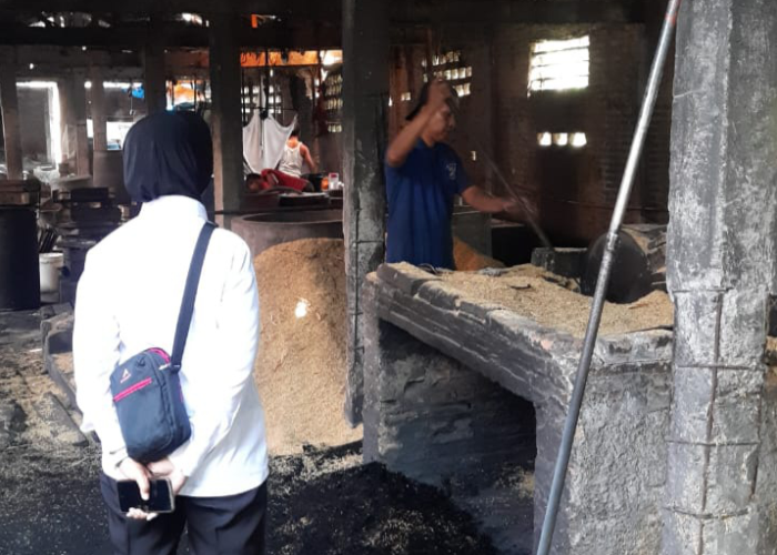Dinas Lingkungan Hidup Grobogan dan Intel Polres Grobogan saat sidak ke pabrik tahu yang diduga mengunakan ban bekas di Dusun Sanggrahan, Desa Getasrejo, Kecamatan Grobogan.