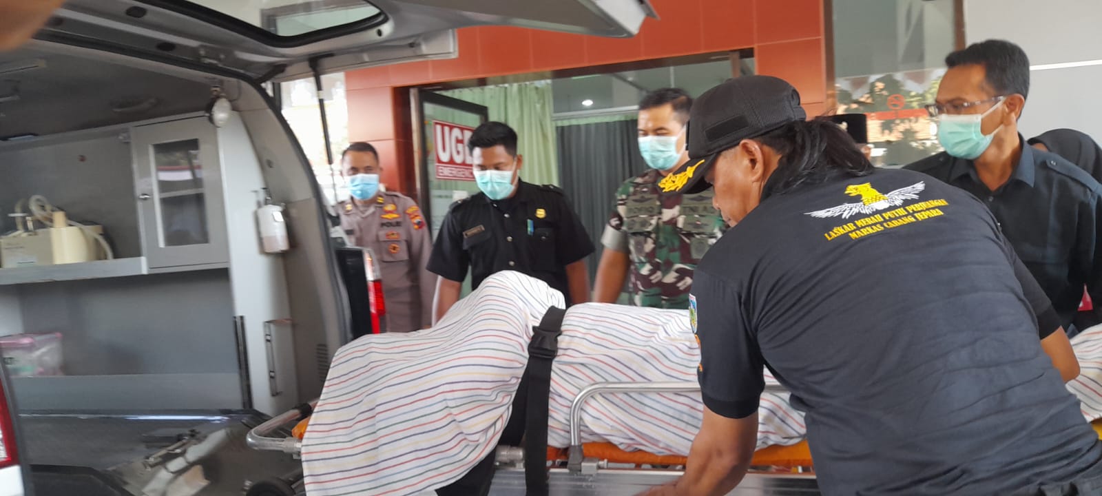 Jenazah Kiswanto (44) warga Cepogo, Kecamatan Kembang dibawa ke persemayaman terakhir setelah diperiksa di Rumah Sakit Graha Husada pada Rabu (30/8).