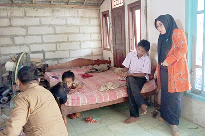 PRIHATIN: Istri Bupati Blora Ainia Solichah saat menjenguk anak tidak sekolah (ATS) di Kelurahan Kunden, Blora.