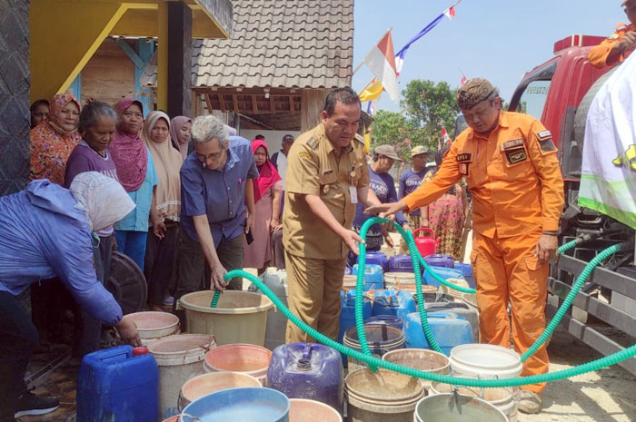 PEDULI: Bupati Blora Arief Rohman (dua dari kanan) turun langsung mendistribusikan air bersih ke desa terdampak kekeringan.