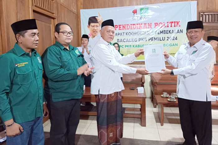 PINDAH PARTAI: Wakil Bupati Grobogan Bambang Pudjiyanto menerima SK dan KTA partai PKB yang diserahkan Ketua Dewan Syuro PKB KH Musyafa&rsquo; Zein di rumah makan Sentosa Purwodadi.