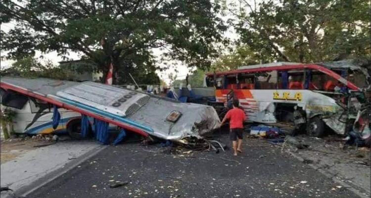 Kecelakaan maut melibatkan bus Eka Cepat dengan Bus Sugeng Rahayu terjadi di ruas jalan Geneng, Ngawi, Jawa Timur, Kamis (31/8).