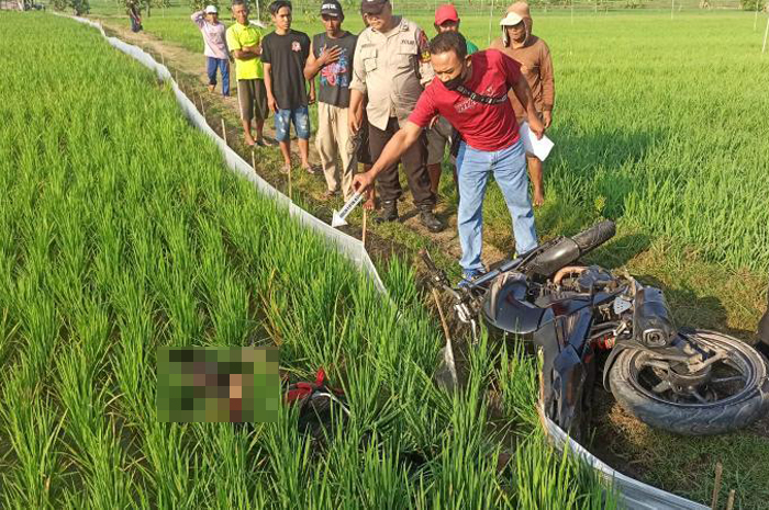 JADI TONTONAN: Personel dari Polsek Kedungtuban menggelar olah TKP orang tersetrum jebakan tikus di Desa Ngraho, Kedungtuban.
